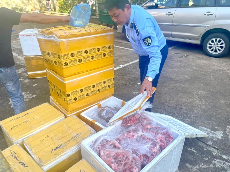 Lực lượng quản lý thị trường Đắk Lắk thu giữ 1 tấn thực phẩm không rõ nguồn gốc.