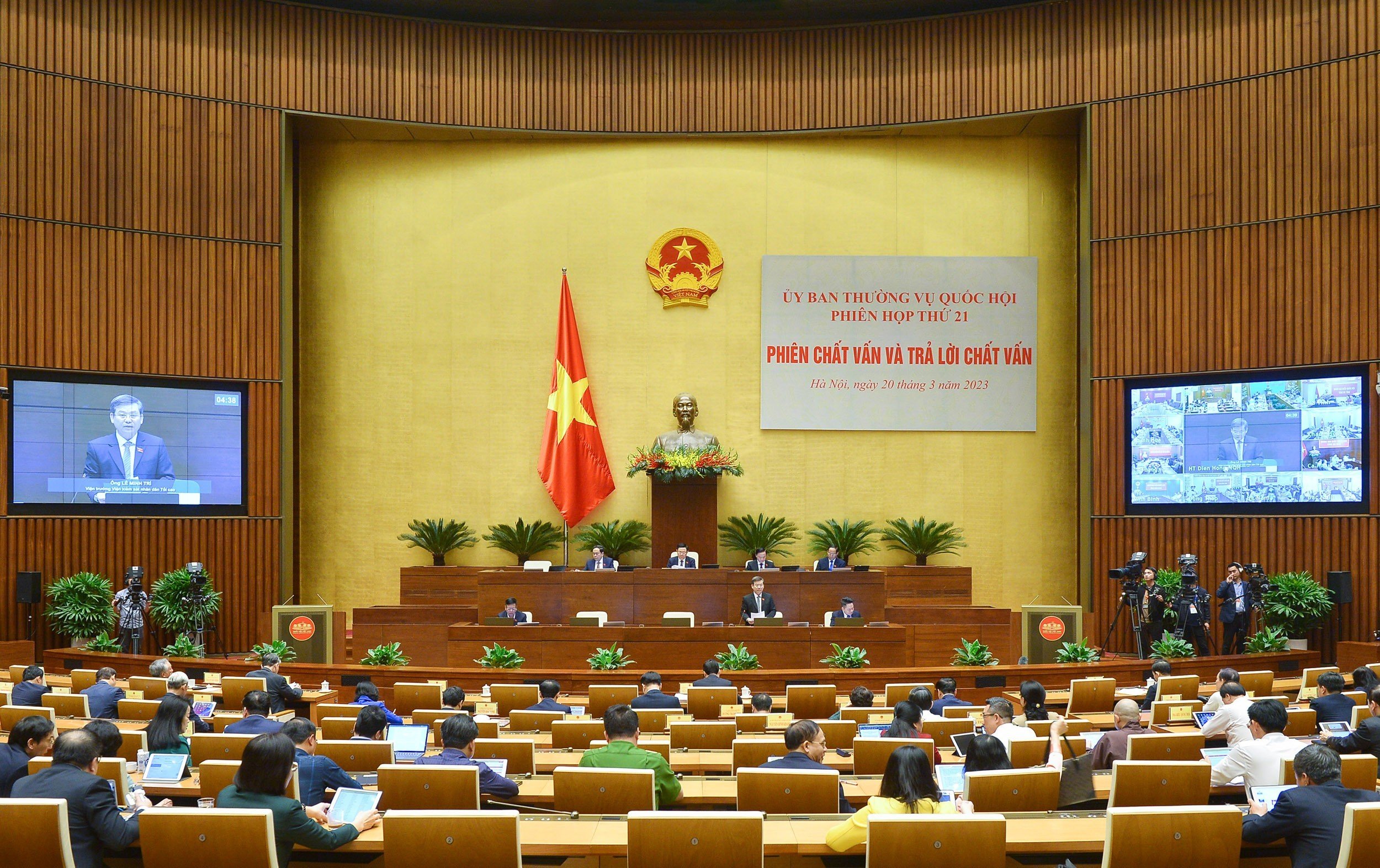 Tiến hành chất vấn và trả lời chất vấn các vấn đề thuộc lĩnh vực kiểm sát