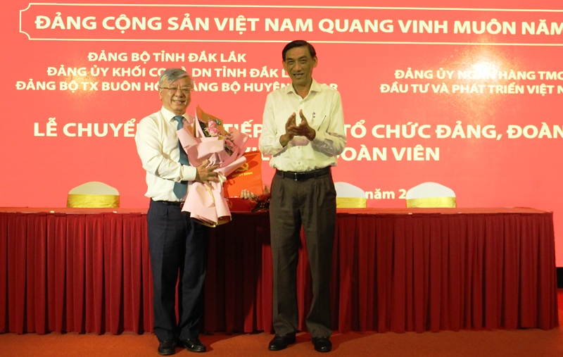 Đắk Lắk bàn giao 4 cơ sở Đảng, Đoàn về Đảng bộ, tổ chức Đoàn của BIDV Việt Nam.
