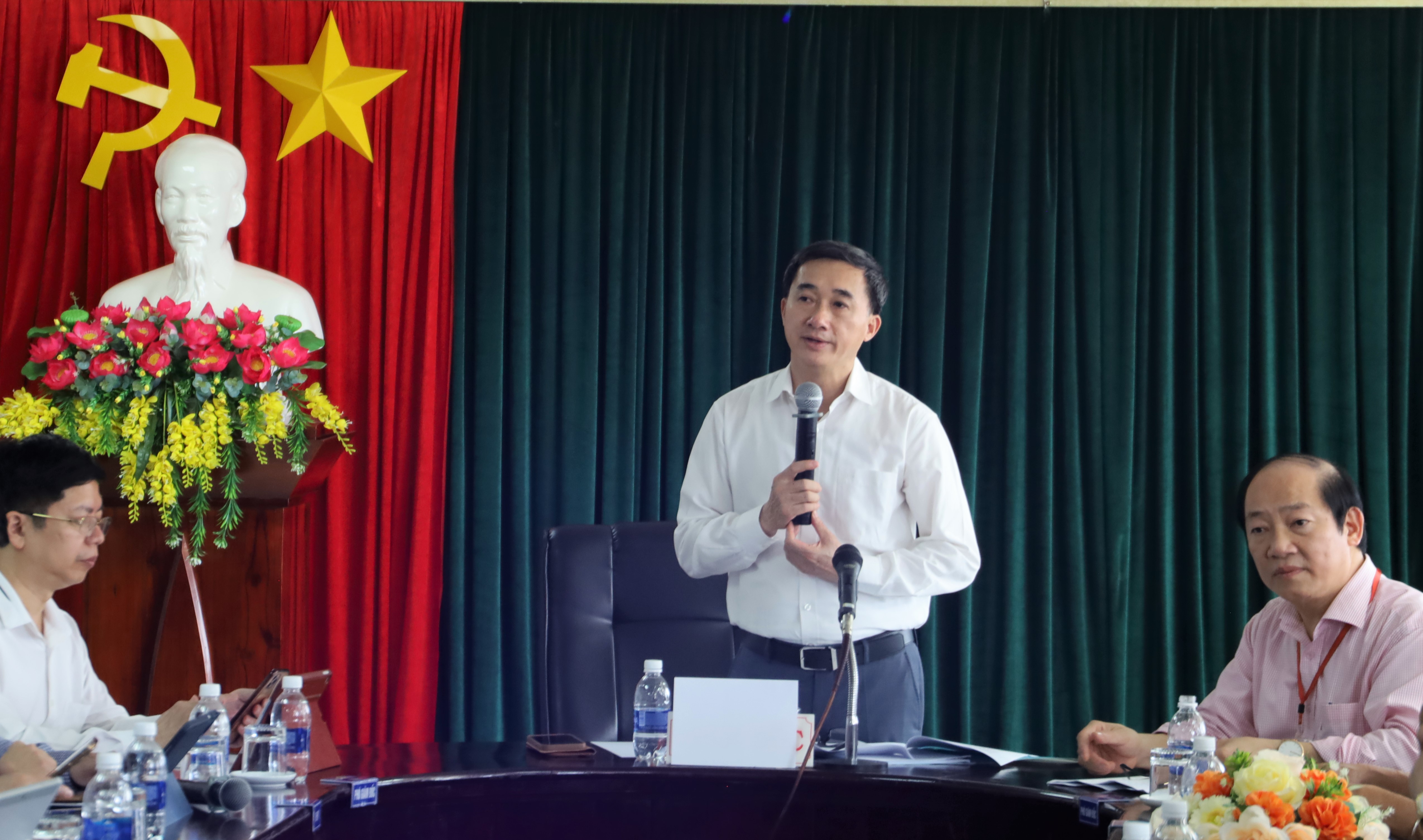 Thứ trưởng Bộ Y tế Trần Văn Thuấn thăm và làm việc với Bệnh viện đa khoa vùng Tây Nguyên