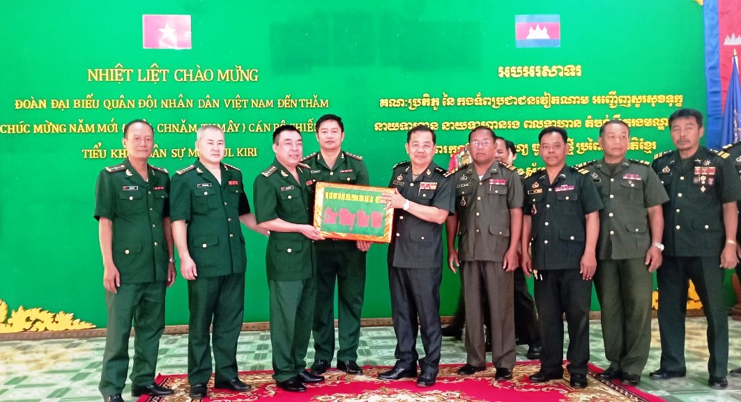 Bộ đội Biên phòng Đắk Lắk thăm và chúc Tết lực lượng vũ trang tỉnh Mondulkiri, Campuchia