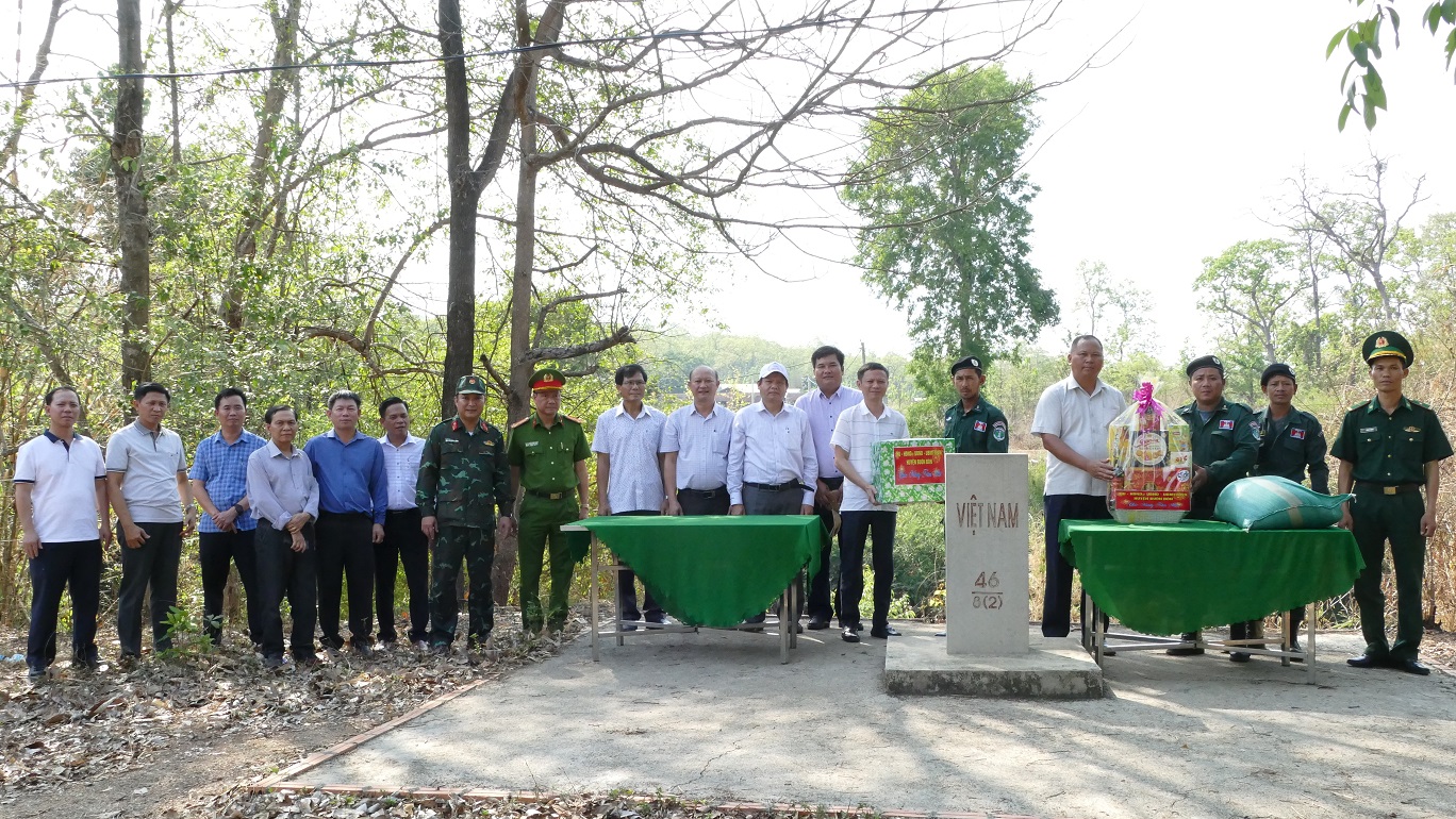 Buôn Đôn thăm, tặng quà một số Đồn, Chốt Biên phòng Campuchia nhân dịp Tết cổ truyền Chol Chnam Thmay