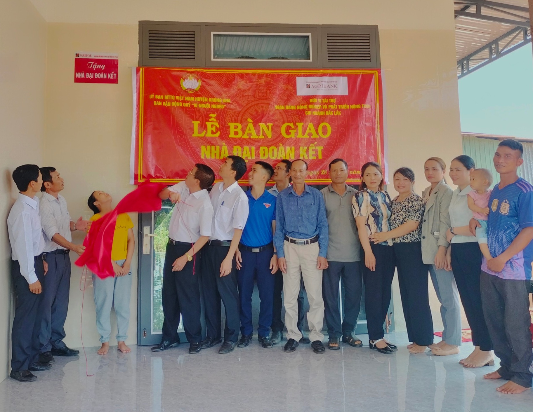 Agribank tỉnh Đắk Lắk bàn giao nhà Đại đoàn kết cho hộ nghèo
