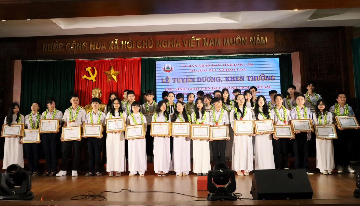 Tuyên dương học sinh và giáo viên đạt thành tích xuất sắc trong các kỳ thi quốc gia, khu vực