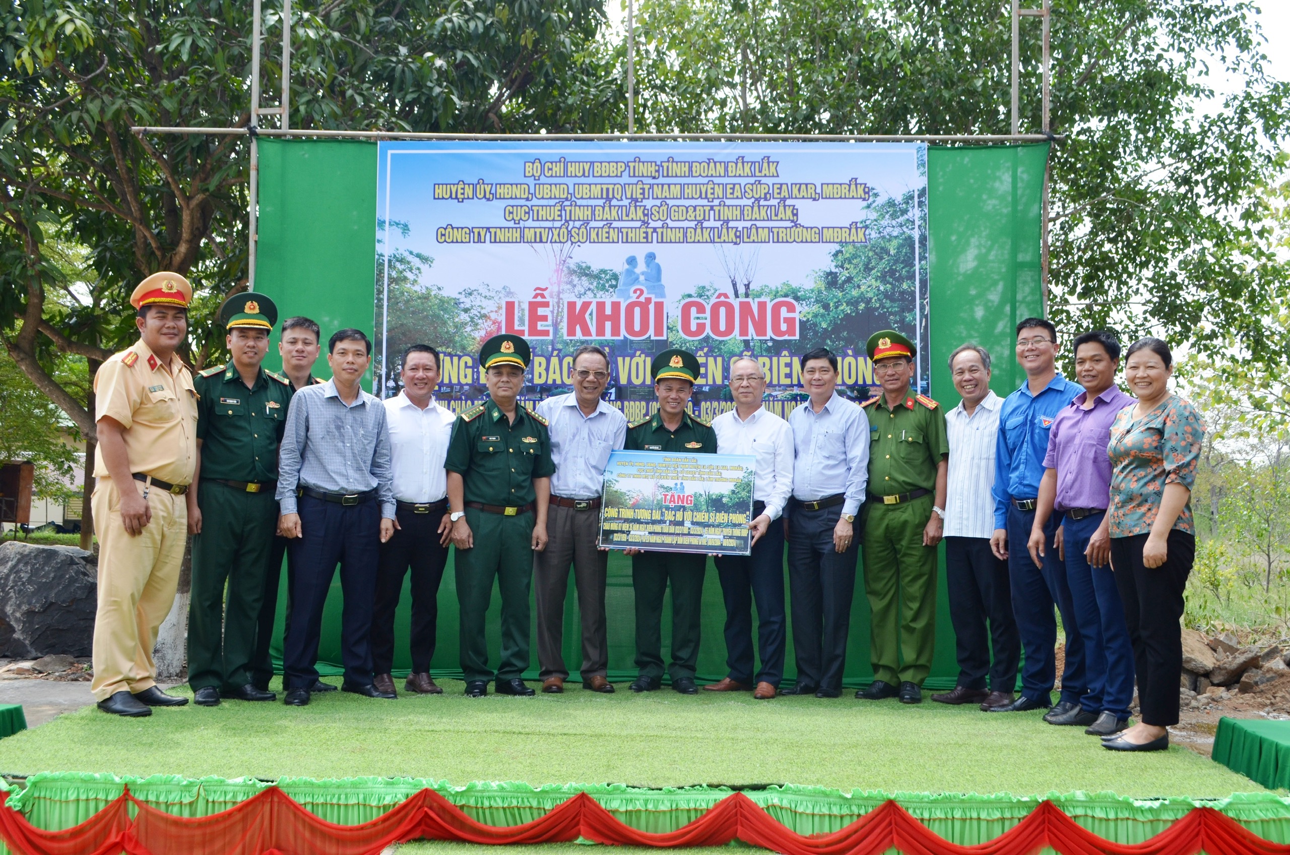 Khởi công tượng đài “Bác Hồ với chiến sĩ Biên phòng” và tổ chức nhiều hoạt động kỷ niệm Ngày sinh Chủ tịch Hồ Chí Minh