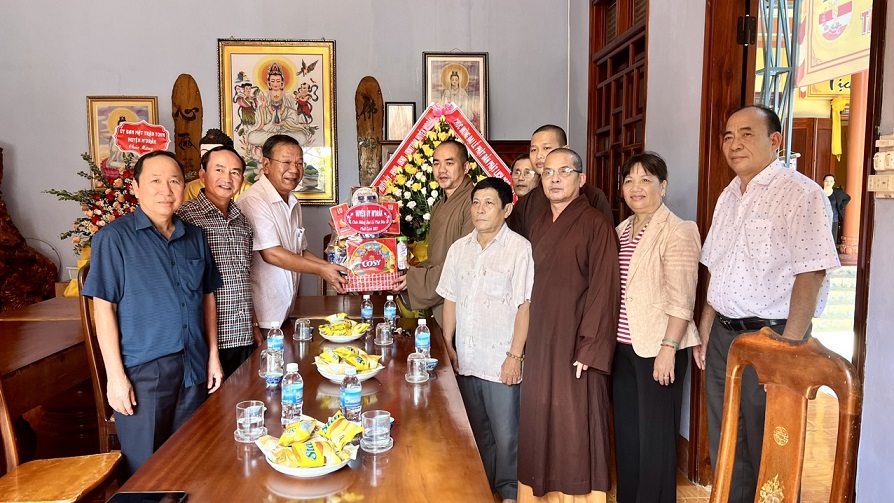 Huyện ủy M’Đrắk thăm, chúc mừng chùa Khánh Sơn nhân Đại lễ Phật đản 2023