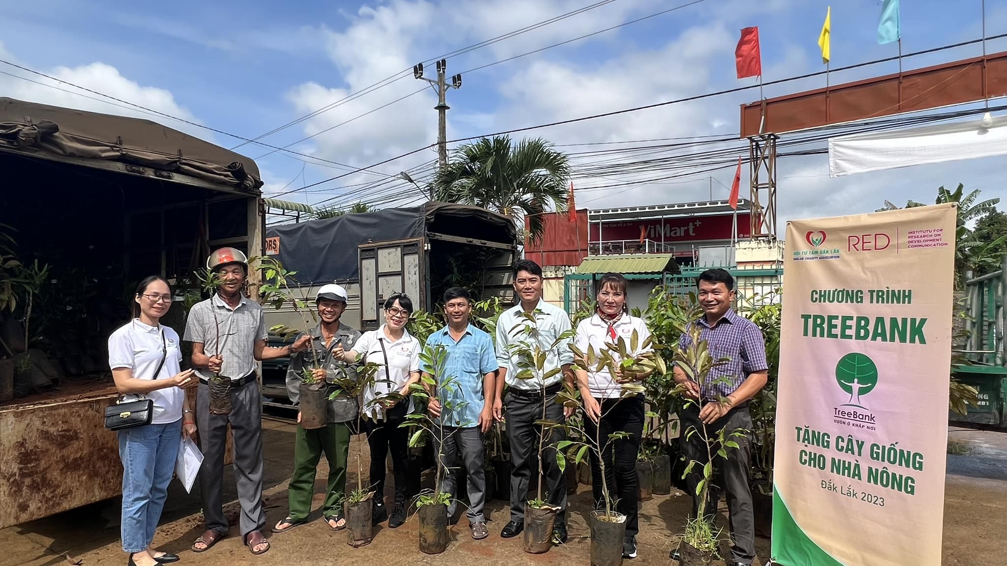 Trao tặng hơn 5.000 cây giống cho người dân xã Dang Kang, huyện Krông Bông