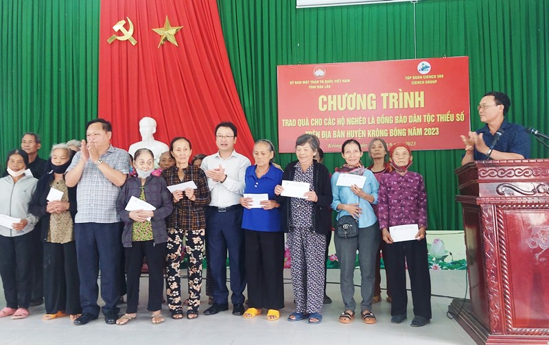 Trao 300 suất quà cho người dân khó khăn huyện Ea Kar, Cư Kuin và  Krông Bông