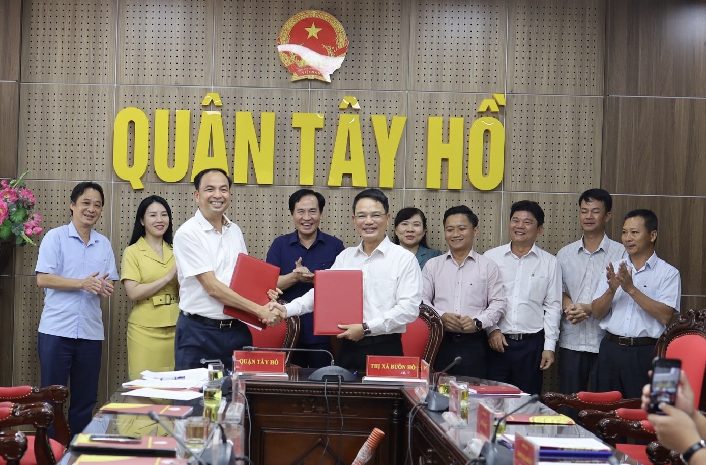 Thị xã Buôn Hồ ký kết phối hợp phát triển ngành hàng hoa đào với Quận Tây Hồ