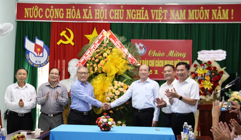 Chủ tịch UBND tỉnh Phạm Ngọc Nghị thăm, chúc mừng Hội Nhà Báo tỉnh và Văn phòng đại diện Báo Nhân dân tại Đắk Lắk.