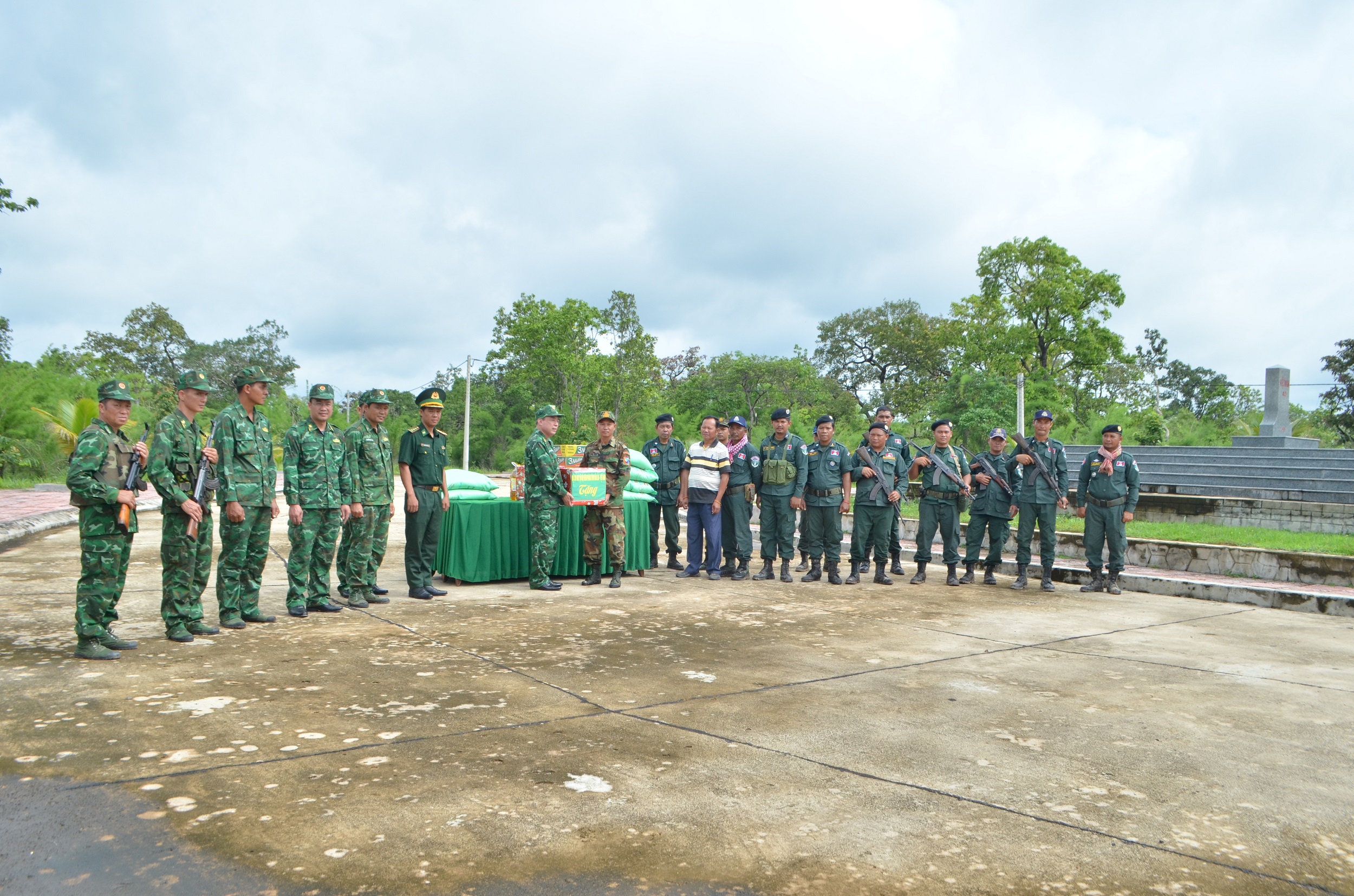 Bộ Chỉ huy Bộ đội Biên phòng Đắk Lắk kiểm tra tình hình biên giới và tặng quà lực lượng bảo vệ biên giới Campuchia