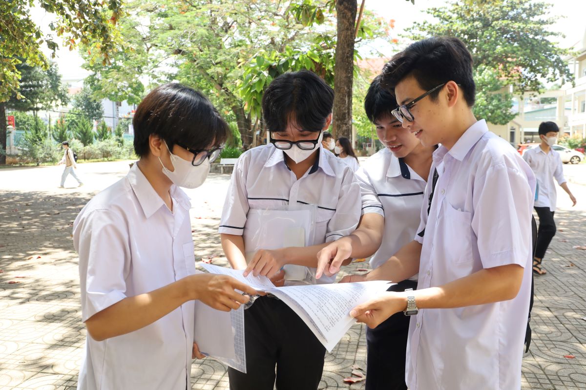 Thí sinh hoàn thành các bài thi tổ hợp Khoa học tự nhiên và Khoa học xã hội