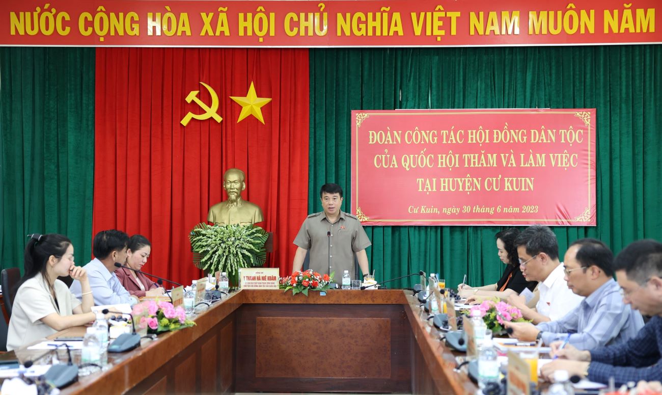 Đoàn công tác Hội đồng Dân tộc của Quốc hội thăm và làm việc tại huyện Cư Kuin