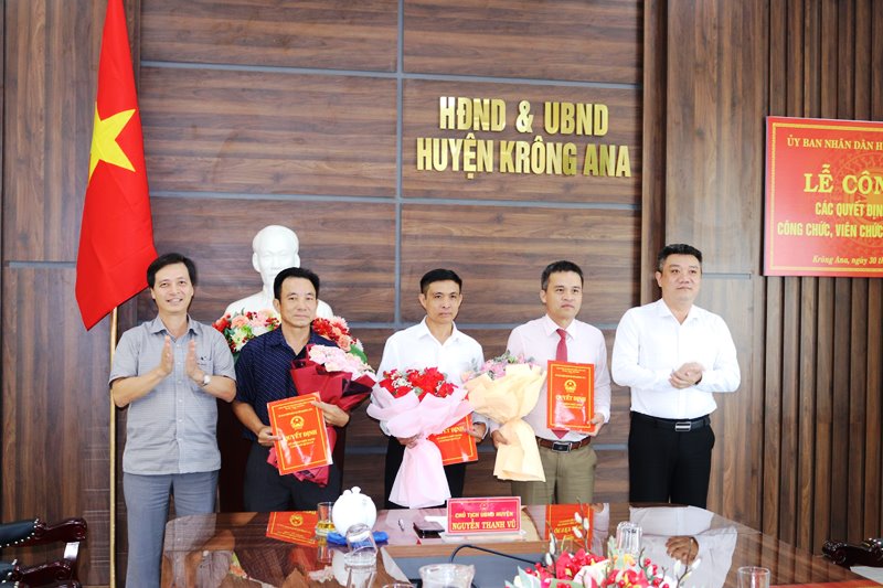 UBND huyện Krông Ana công bố và trao quyết định điều động, bổ nhiệm cán bộ