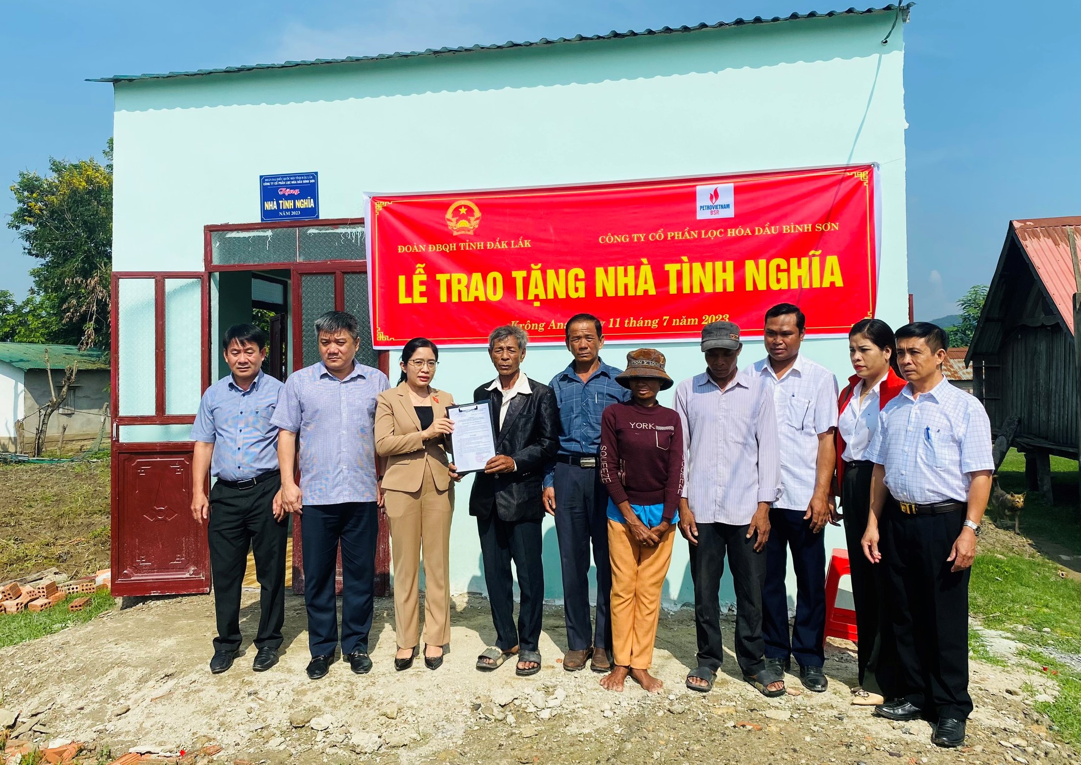 Trao tặng nhà tình nghĩa cho các hộ đồng bào dân tộc thiểu số có hoàn cảnh khó khăn