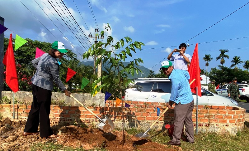 Huyện Krông Bông phát động trồng gần 4.000 cây sao đen