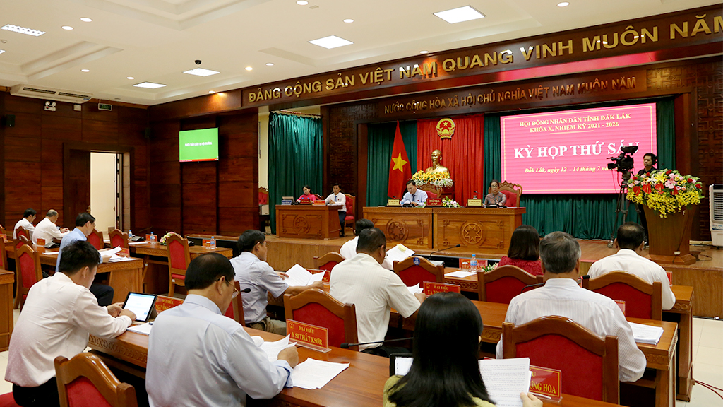 Kỳ họp thứ Sáu, HĐND tỉnh khóa X tiến hành thảo luận tại hội trường