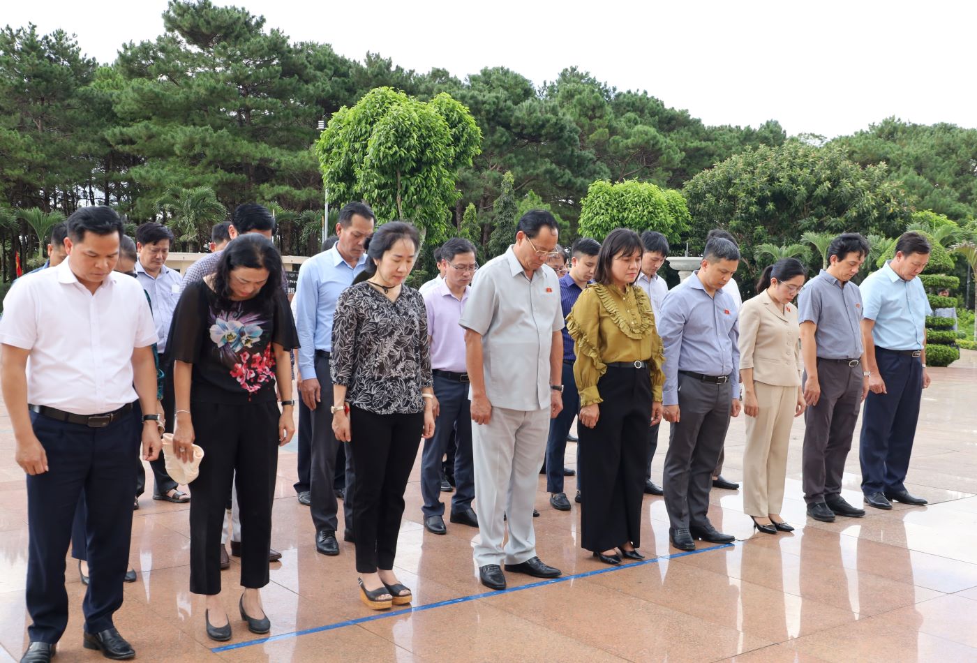 Phó Chủ tịch Quốc hội Trần Quang Phương viếng Nghĩa trang liệt sĩ và thăm gia đình chính sách tại Đắk Lắk