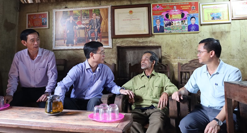 Bí thư Tỉnh ủy Nguyễn Đình Trung thăm, tặng quà gia đình chính sách tại xã Cư Pơng, huyện Krông Búk.