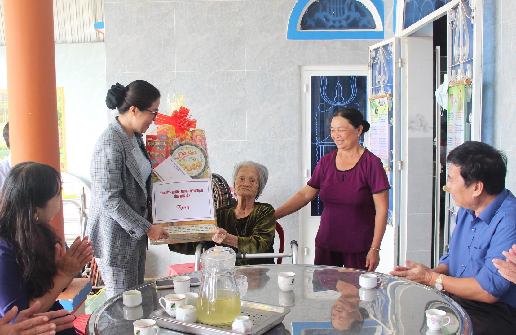 Chủ tịch HĐND tỉnh Huỳnh Thị Chiến Hoà thăm, tặng quà Mẹ Việt Nam Anh hùng tại huyện Krông Ana