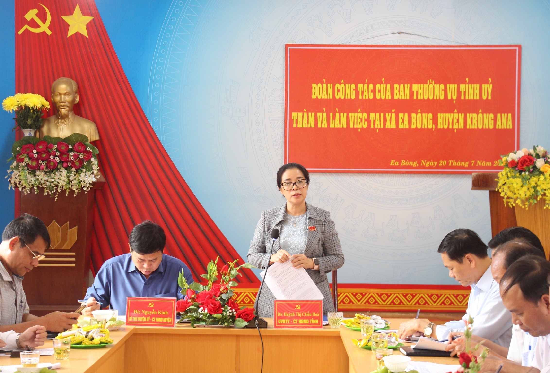 Chủ tịch HĐND tỉnh Huỳnh Thị Chiến Hoà làm việc tại xã Ea Bông, huyện Krông Ana