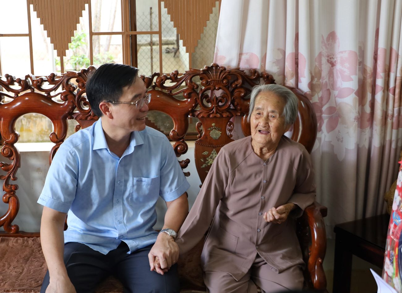Bí thư Tỉnh ủy Nguyễn Đình Trung thăm và tặng quà người có công nhân dịp 27/7