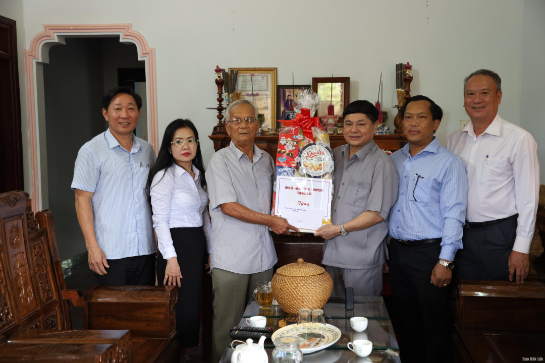 Phó Bí thư Thường trực Tỉnh ủy Phạm Minh Tấn thăm, tặng quà người có công ở huyện Ea H’leo