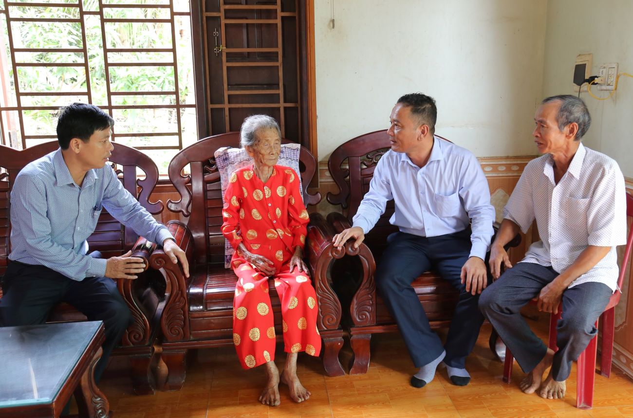 Chủ tịch Ủy ban MTTQ Việt Nam tỉnh Y Giang Gry Niê Knơng thăm, tặng quà người có công tại huyện Ea Súp