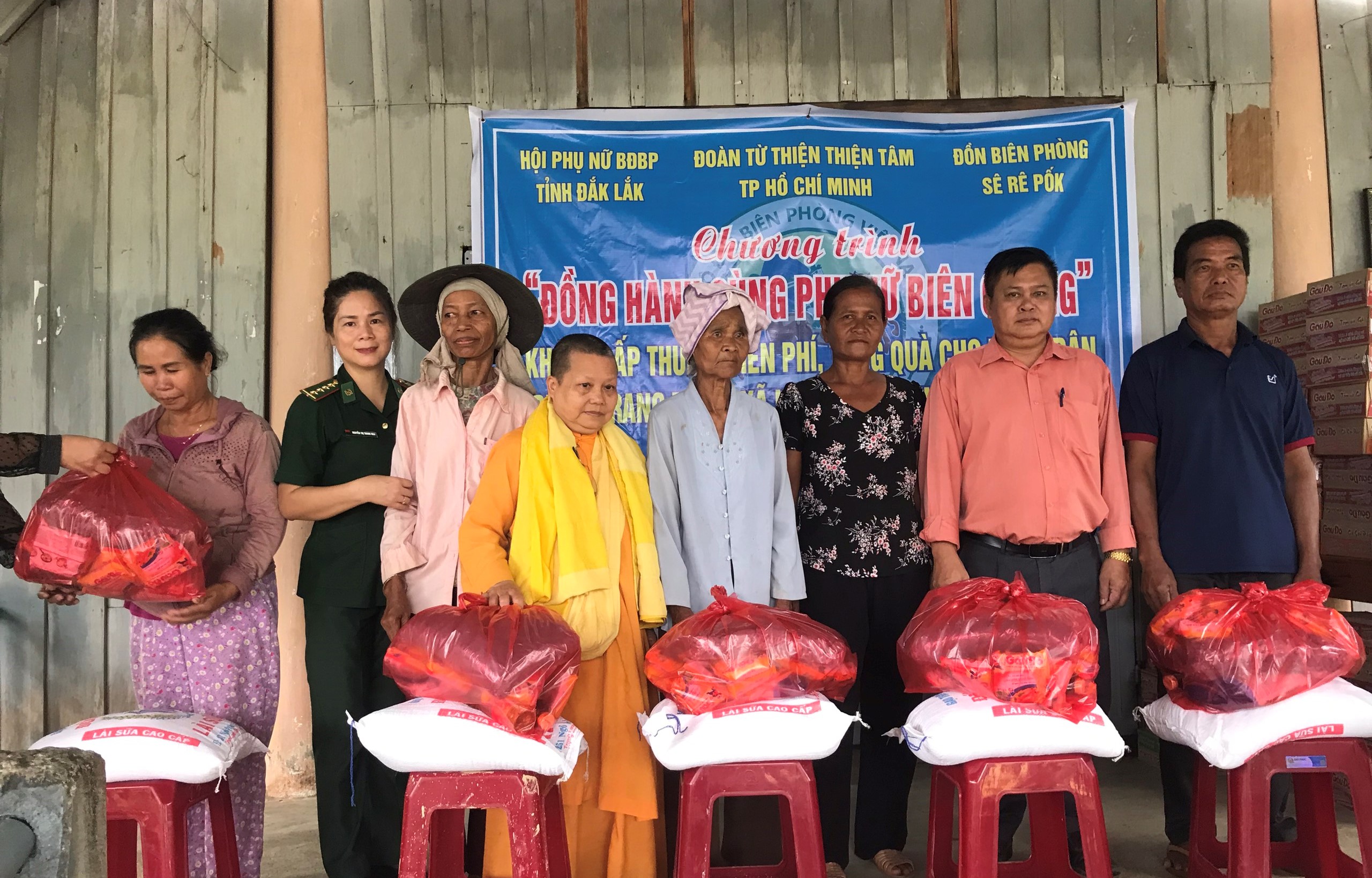 Trao 143 suất quà hỗ trợ người dân vùng sâu buôn Drang Phốk