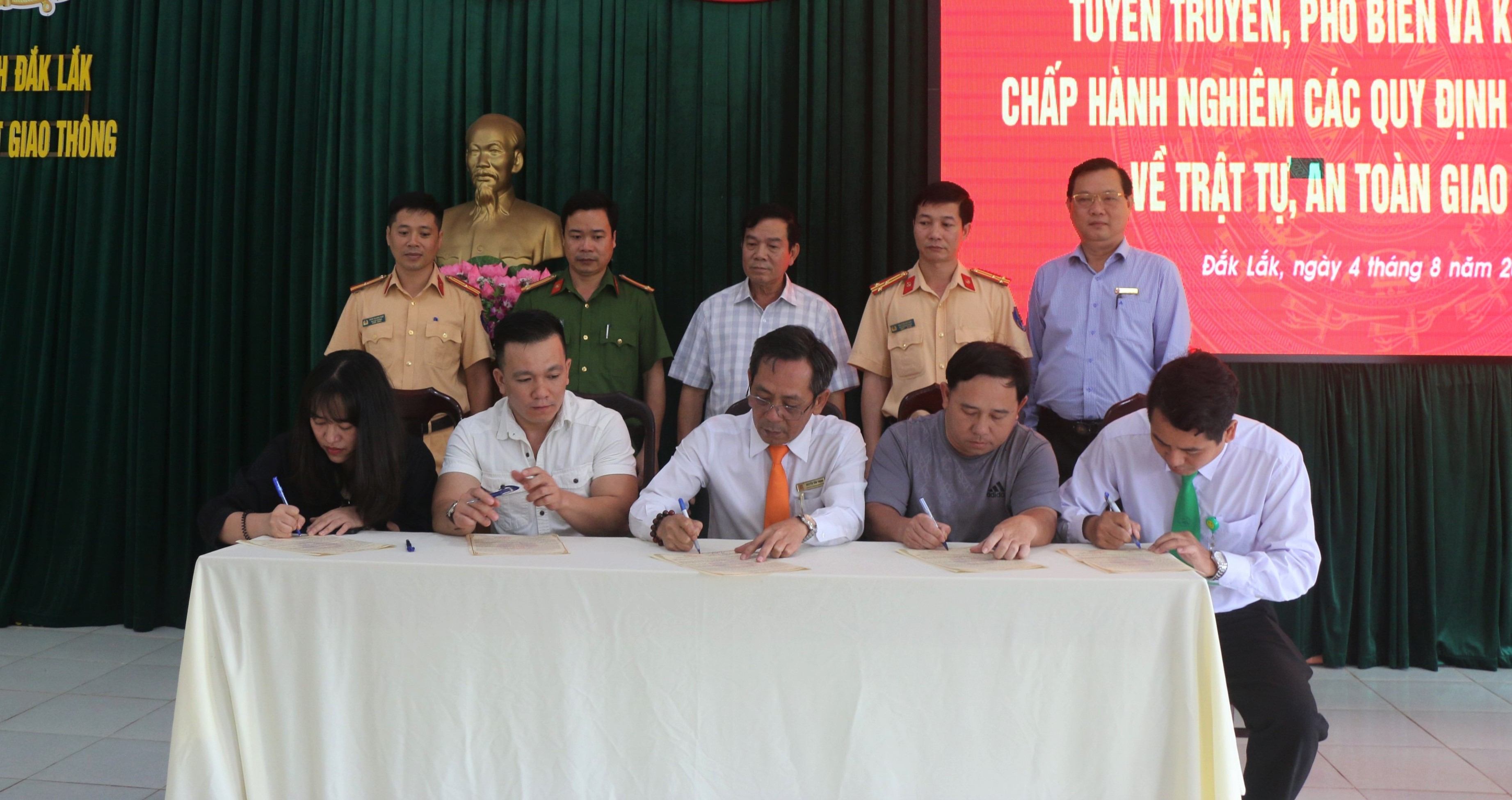 Tiến hành ký cam kết chấp hành quy định về kinh doanh vận tải bằng xe ô tô