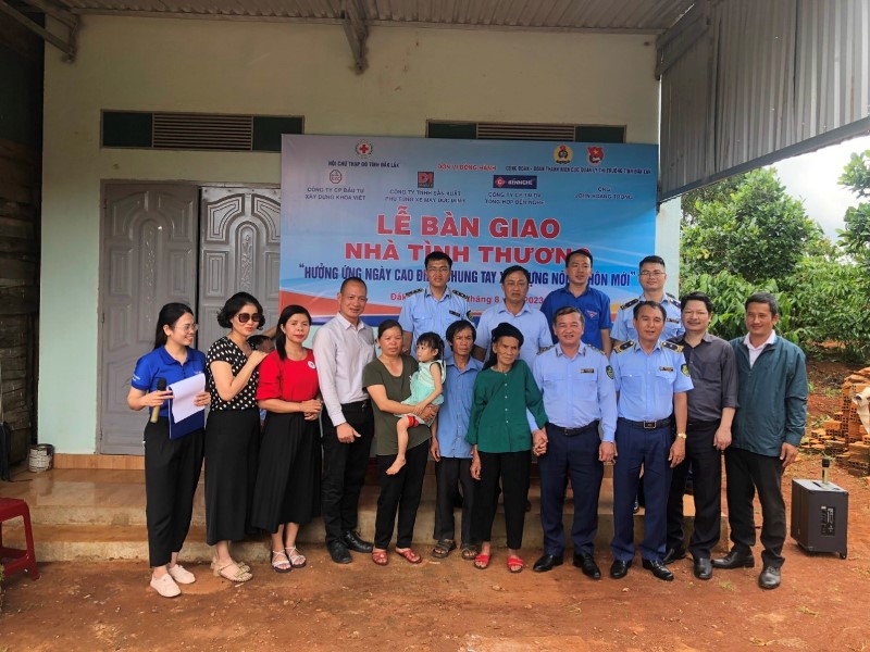 Trao tặng 2 căn nhà tình thương cho người nghèo Thị xã Buôn Hồ và huyện Ea H'leo