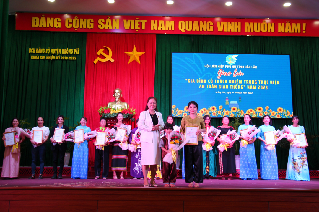 Giao lưu sáng kiến “Gia đình có trách nhiệm trong thực hiện an toàn giao thông” năm 2023