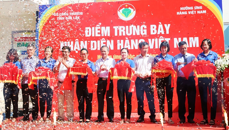 Khai trương điểm trưng bày, nhận diện hàng Việt Nam tại Siêu thị Co.op Mart Buôn Ma Thuột