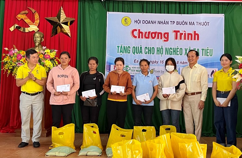 Hội Doanh nhân TP. Buôn Ma Thuột trao nhà nhân ái tại huyện Cư Kuin