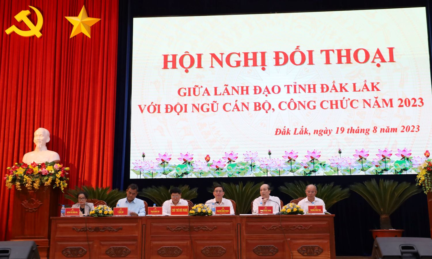Lãnh đạo tỉnh Đắk Lắk đối thoại với đội ngũ cán bộ, công chức năm 2023