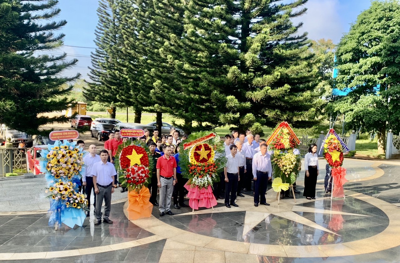 Ngành Thông tin và Truyền thông viếng Đài tưởng niệm các liệt sỹ Giao bưu – Thông tin liên lạc Tây Nguyên