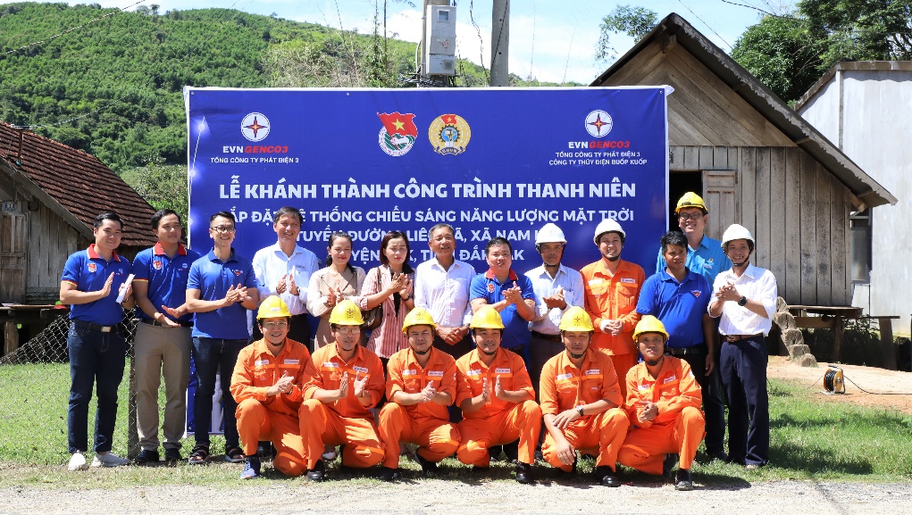 Đoàn Thanh niên Tổng Công ty Phát điện 3 trao quà cho học sinh tỉnh Đắk Lắk và Đắk Nông