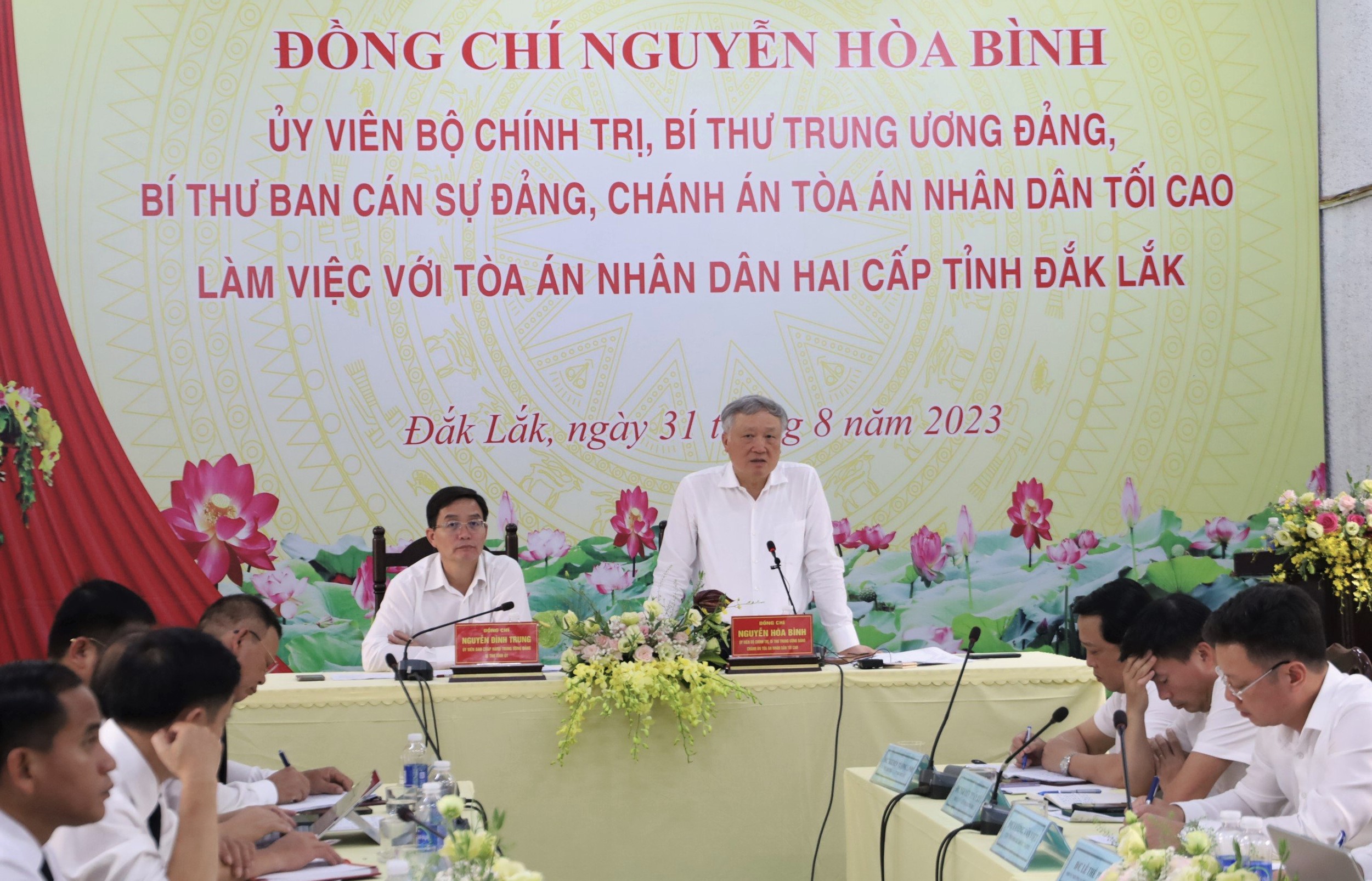 Chánh án Tòa án Nhân dân tối cao Nguyễn Hòa Bình thăm và làm việc với Tòa án Nhân dân hai cấp tỉnh Đắk Lắk