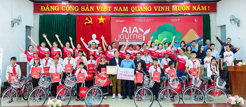Trao tặng  20 xe đạp và quà cho trẻ em có hoàn cảnh khó khăn huyện Cư Kuin