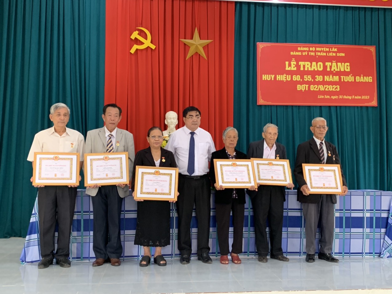 Đảng bộ huyện Lắk trao tặng Huy hiệu Đảng đợt 02/9/2023