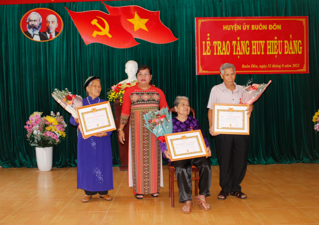 Huyện ủy Buôn Đôn trao Huy hiệu Đảng cho 22 đảng viên dịp Quốc khánh 2/9