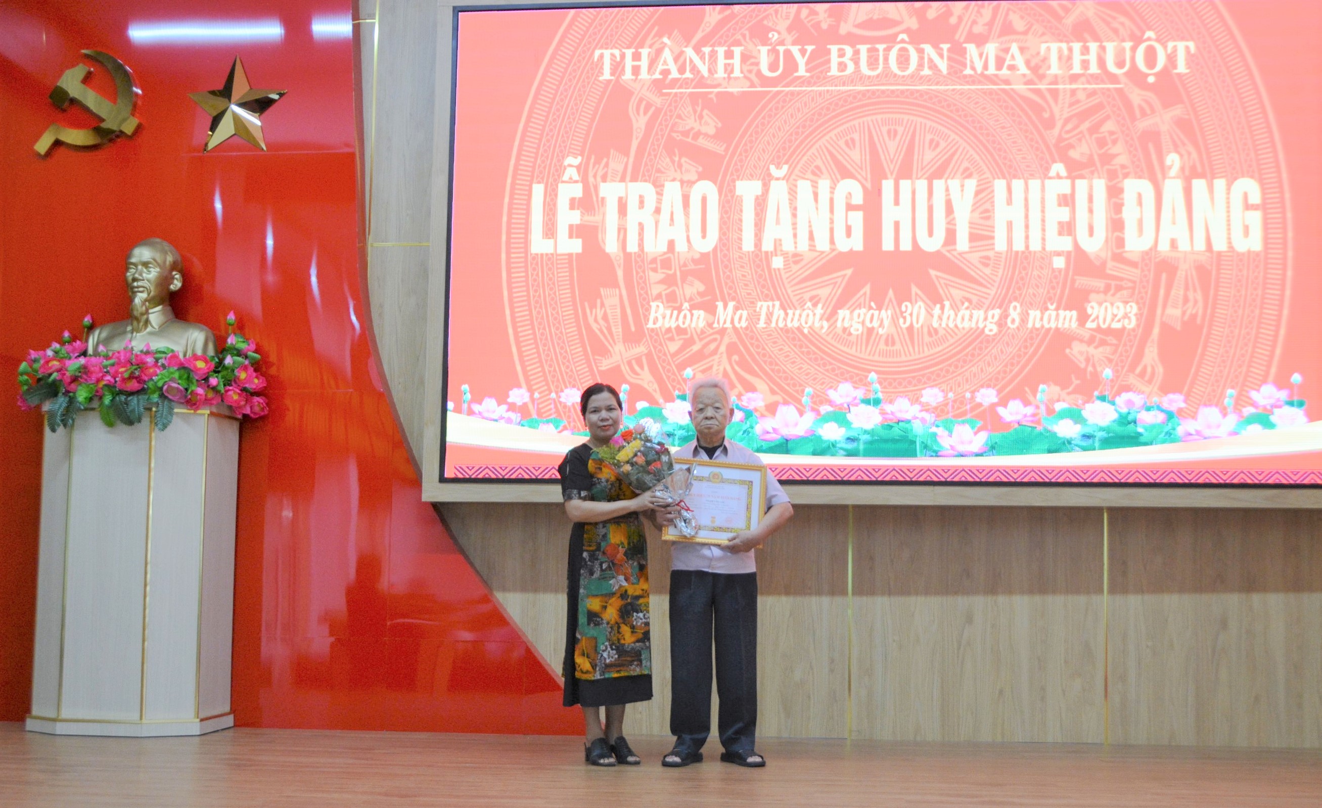 126 đảng viên thuộc Đảng bộ thành phố Buôn Ma Thuột được trao tặng, truy tặng Huy hiệu Đảng dịp 2/9