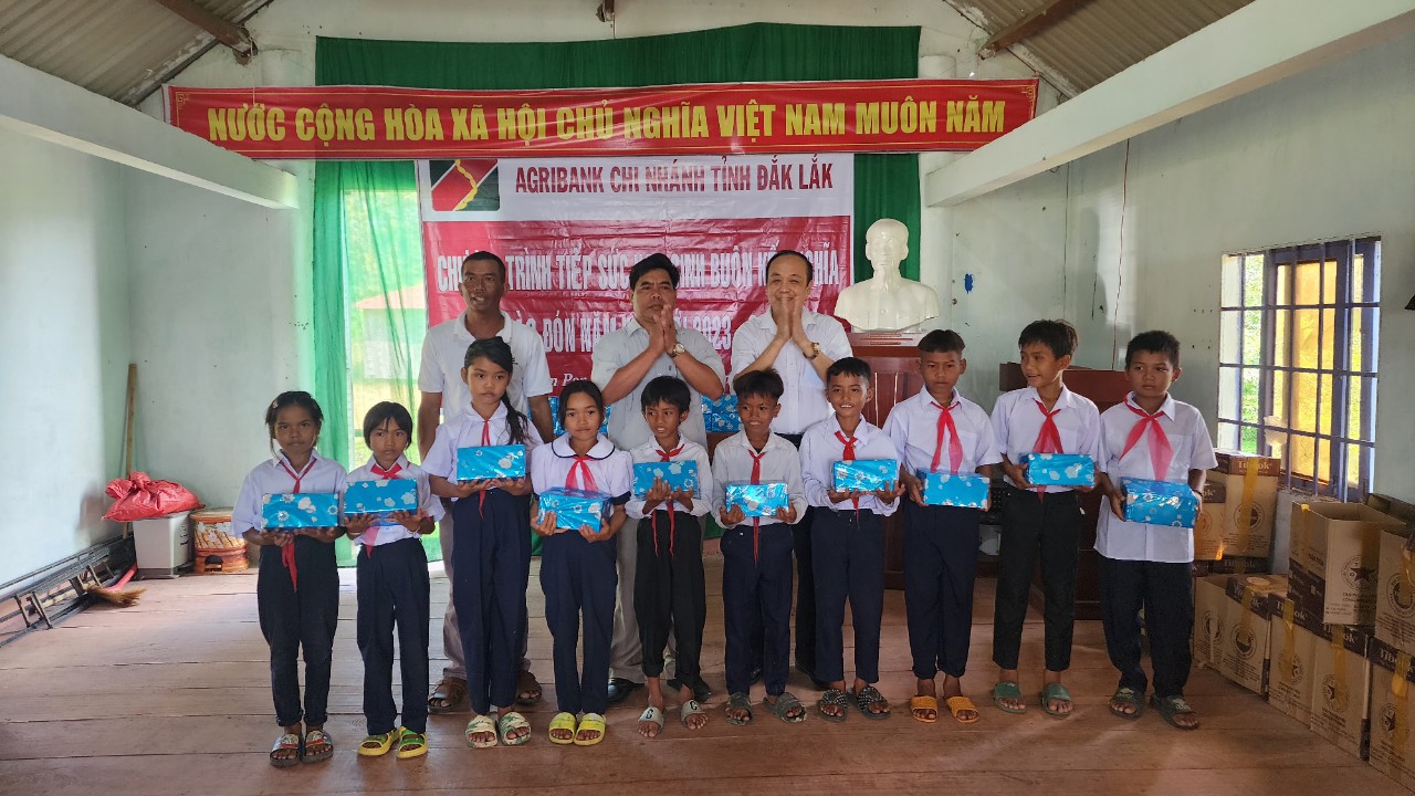 Agribank tỉnh Đắk Lắk tặng vở cho các cháu học sinh tại Buôn Par