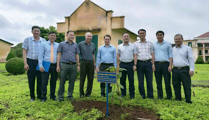 Lễ trồng cây bàng vuông tại Di tích quốc gia đặc biệt Nhà đày Buôn Ma Thuột