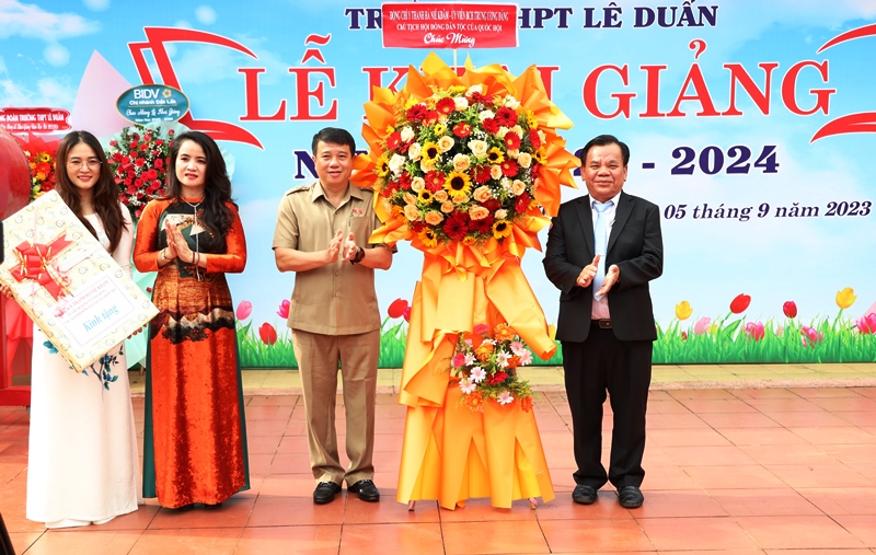 Đồng chí Y Thanh Hà Niê Kđăm dự Lễ khai giảng tại Trường Trung học Phổ thông Lê Duẩn