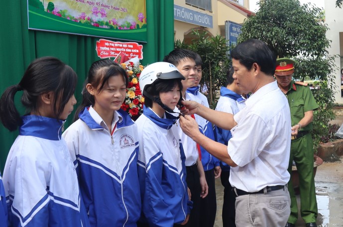 Trao tặng mũ bảo hiểm cho học sinh huyện Buôn Đôn và Ea Súp