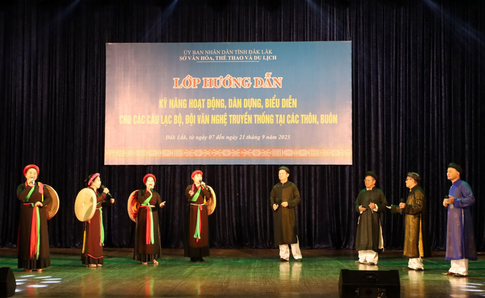 Khai giảng Lớp hướng dẫn kỹ năng hoạt động, dàn dựng, biểu diễn cho các câu lạc bộ, đội văn nghệ truyền thống tại các thôn, buôn