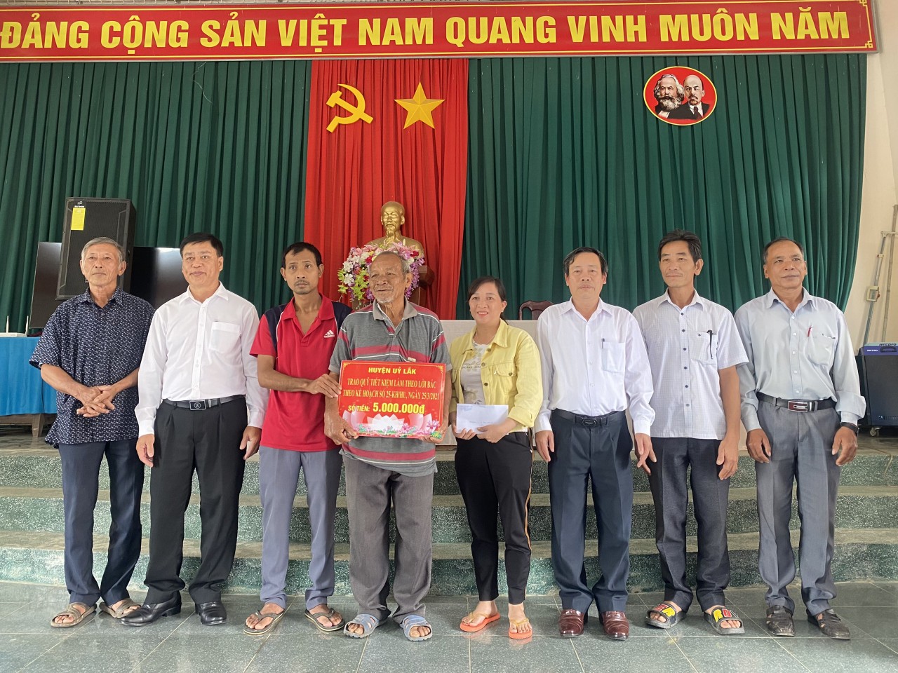 Huyện ủy Lắk trao kinh phí hỗ trợ đảng viên có hoàn cảnh khó khăn