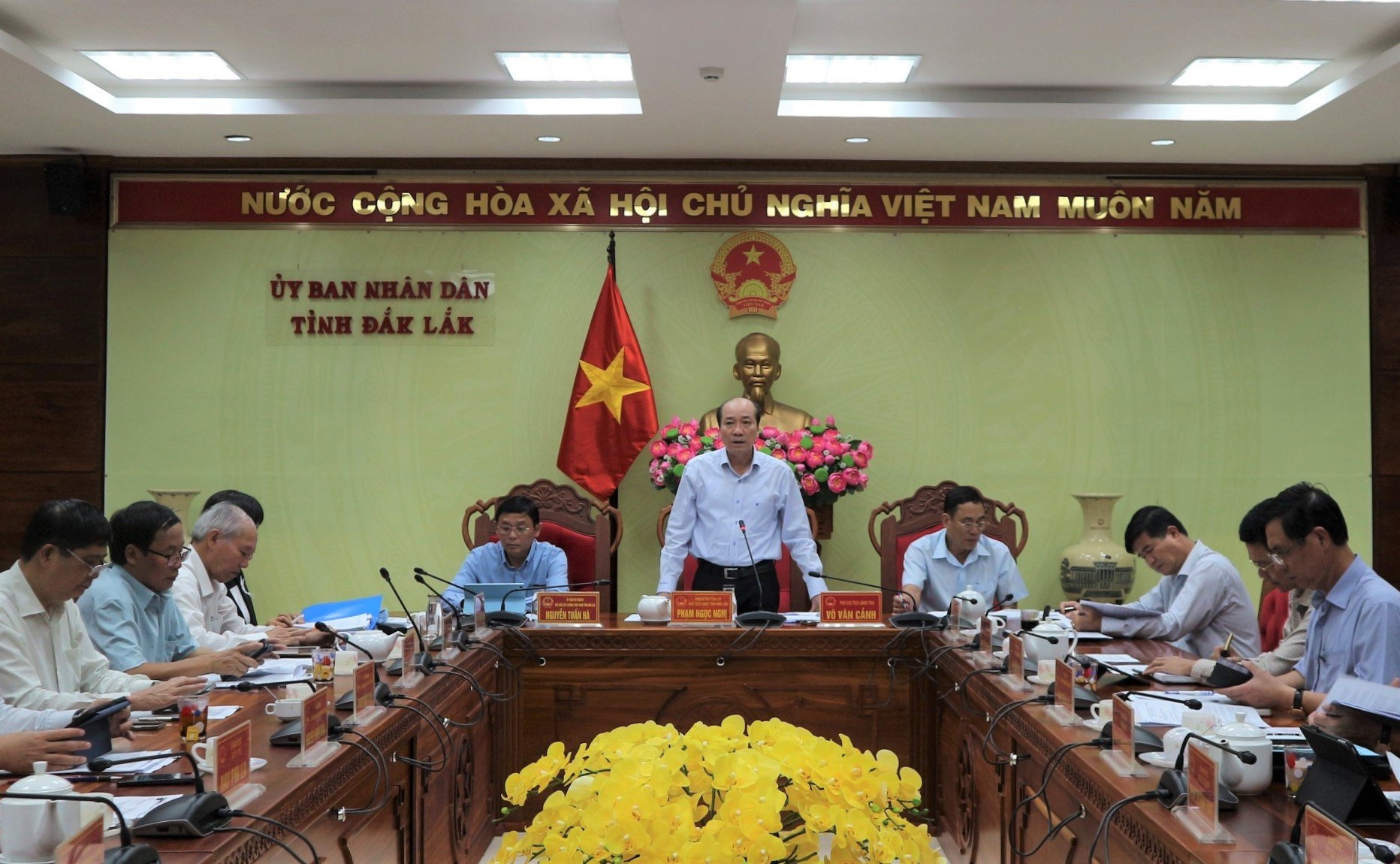 Thành viên UBND tỉnh thảo luận, góp ý các nội dung trình Kỳ họp HĐND tỉnh