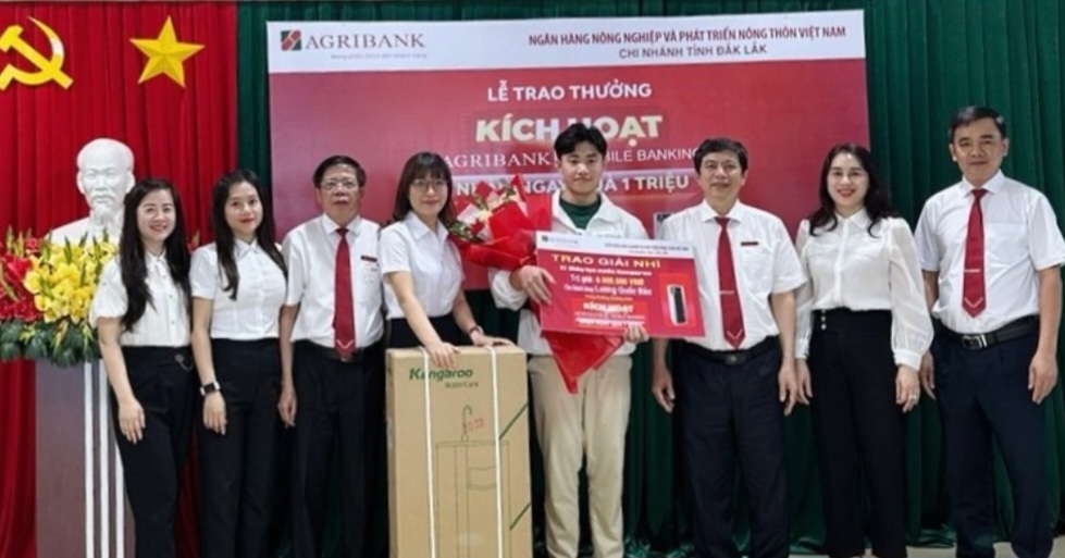 01 khách hàng trúng giải Nhất chương trình khuyến mại “Đăng ký Agribank E-Mobile Banking – Vi vu Châu Á”